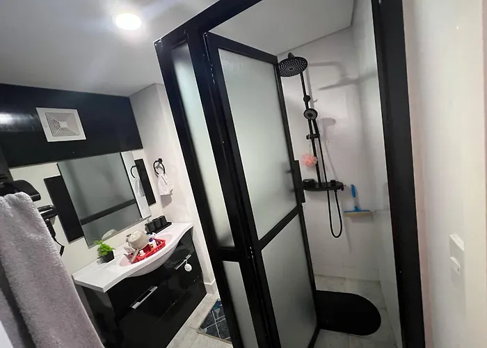 Cozy & Convenient 1-bedroom 3 Mins Away From The Airport Aparthotel