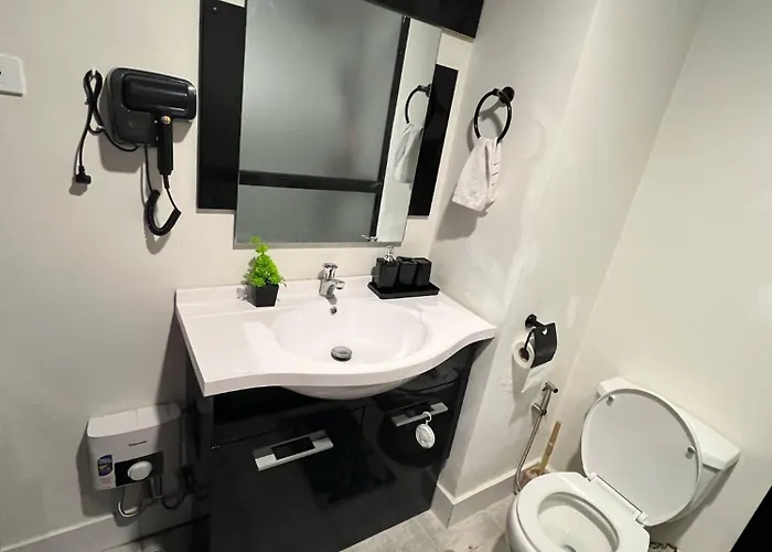 Aparthotel Cozy & Convenient 1-bedroom 3 Mins Away From The Airport 4*