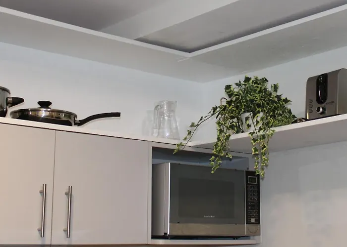 Cozy & Convenient 1-bedroom 3 Mins Away From The Airport Aparthotel